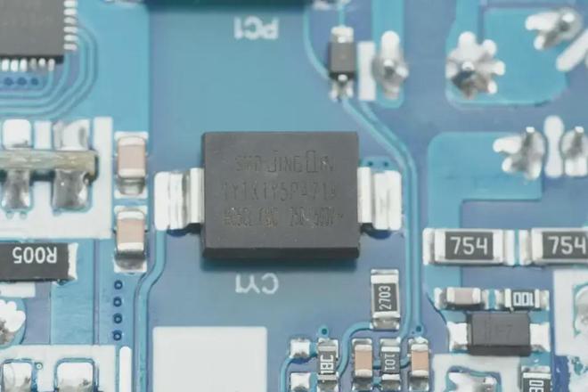 开云官方版入口-精勤助力绿联多口充替换传统插件Y电容